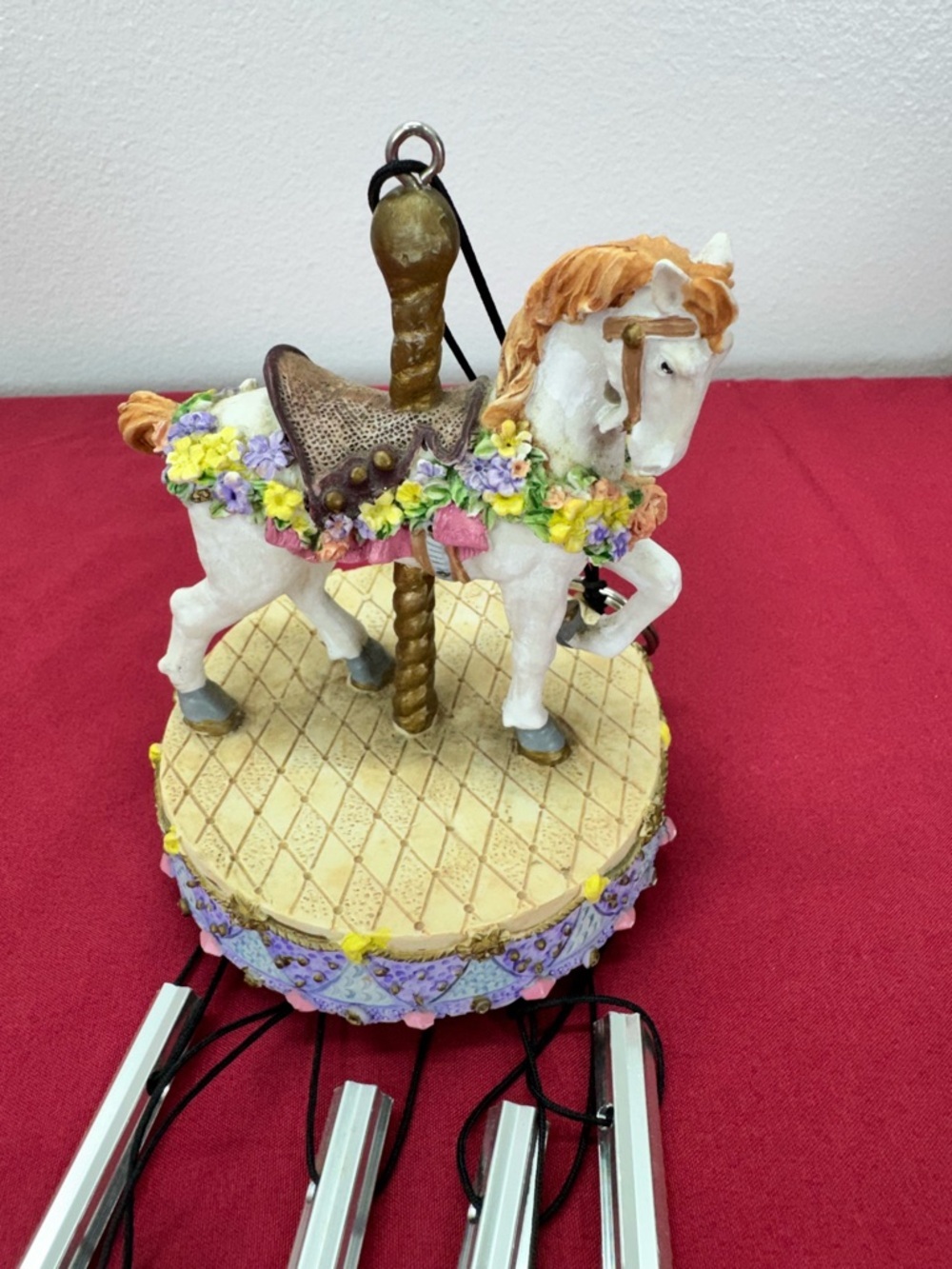 Tunes wind White Carousel Horse Ornament with Pastel Floral Saddle - Picture 3 of 6